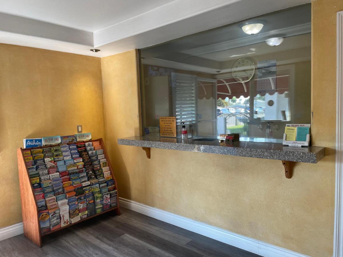 Legacy Inn & Suites Anaheim Bagian luar foto